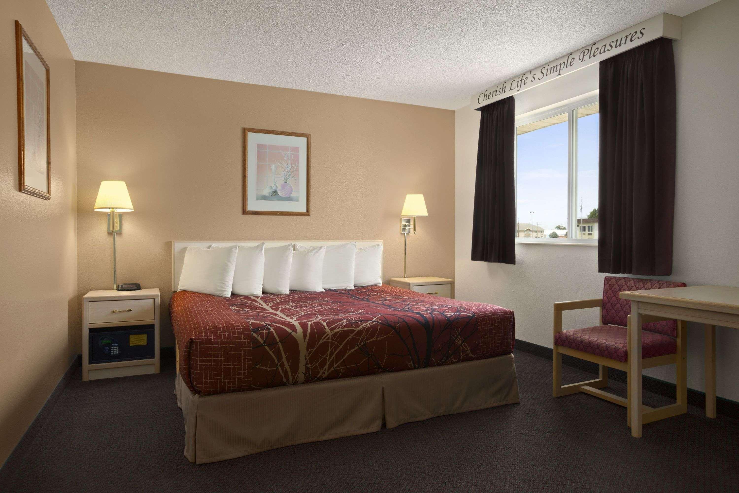 Econo Lodge Скотсблъф Екстериор снимка