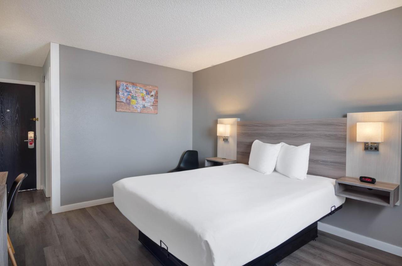 Econo Lodge Скотсблъф Екстериор снимка