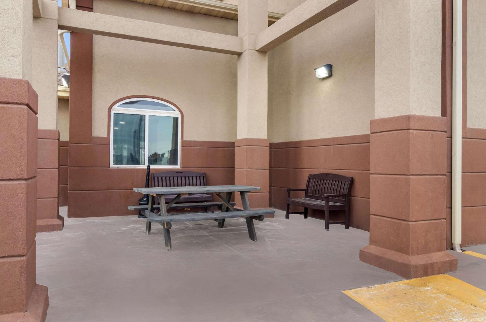 Econo Lodge Скотсблъф Екстериор снимка